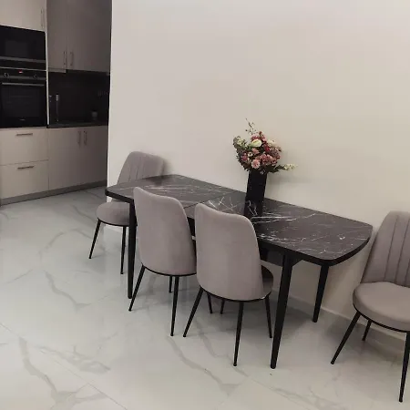 70m 2br Bright Luxury Apartment