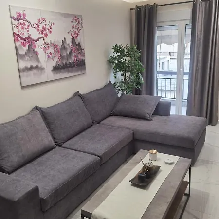 70m 2br Bright Luxury Apartment